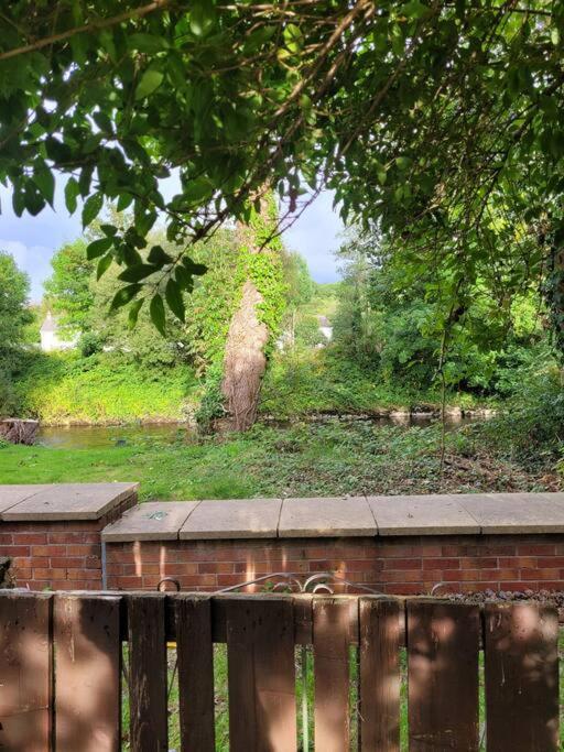 Riverside Bungalow - Direct River Access! Ystradgynlais Zewnętrze zdjęcie