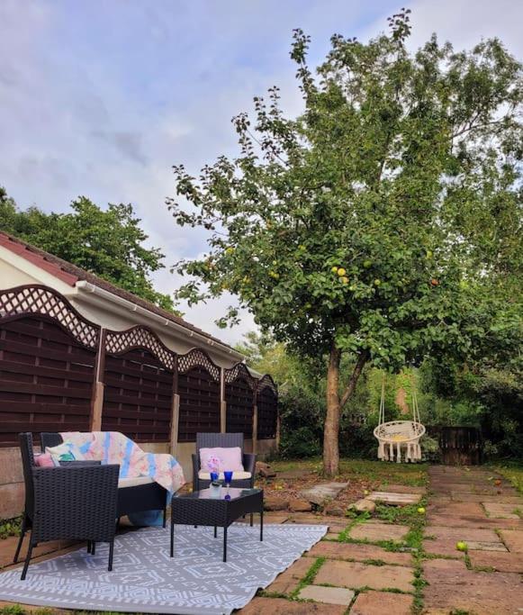 Riverside Bungalow - Direct River Access! Ystradgynlais Zewnętrze zdjęcie